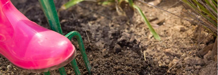 Gartengabel im Gartenboden